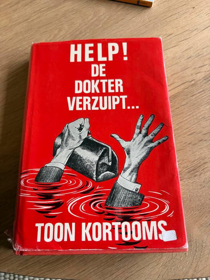 Help de dokter verzuipt - Toon Kortooms, Boeken, Romans, Gelezen, Nederland, Ophalen of Verzenden