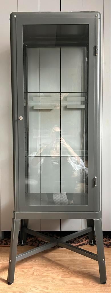 Fabrikör vitrinekast donkergrijs Ikea i.z.g.s., Huis en Inrichting, Kasten | Vitrinekasten, Zo goed als nieuw, 50 tot 100 cm, 25 tot 50 cm