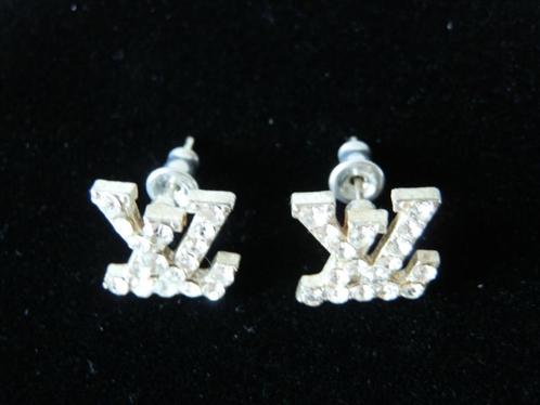 Louis Vuitton logo oorbellen. VL., Sieraden, Tassen en Uiterlijk, Oorbellen, Zo goed als nieuw, Knopjes of Stekers, Overige materialen