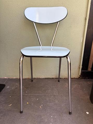 VINTAGE WITTE KEUKENSTOEL EN ROTAN STOEL beschikbaar voor biedingen