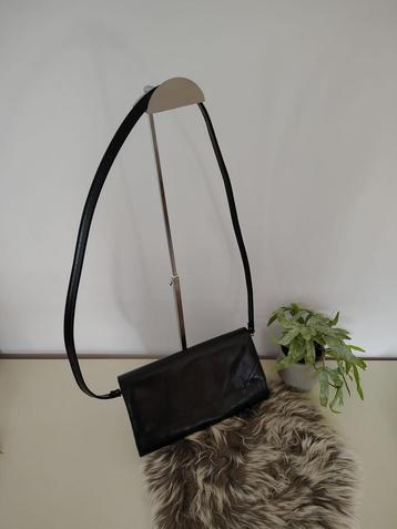 Nette zwarte schoudertas beschikbaar voor biedingen