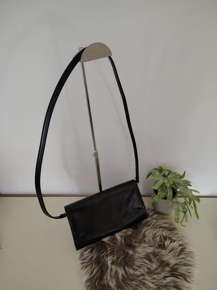 Nette zwarte schoudertas, Sieraden, Tassen en Uiterlijk, Tassen | Damestassen, Zo goed als nieuw, Schoudertasje, Zwart, Ophalen of Verzenden