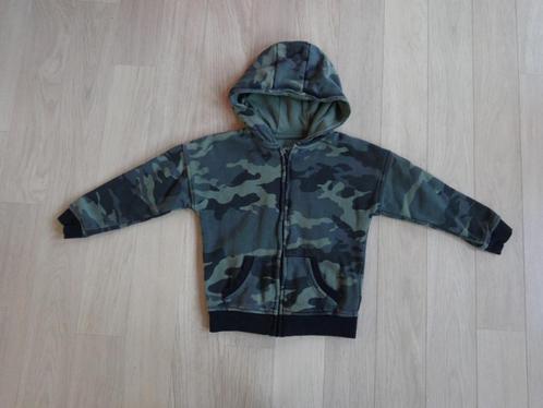 Legeprint vest mt 110-116, Kinderen en Baby's, Kinderkleding | Maat 110, Zo goed als nieuw, Jongen, Trui of Vest, Ophalen of Verzenden