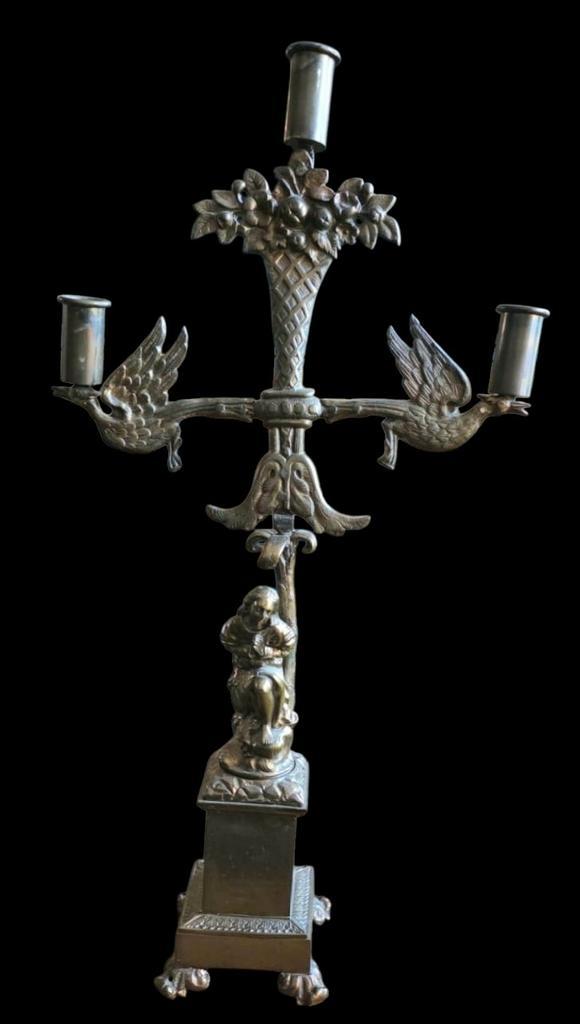 Grote Antieke Bronzen Altaar Kandelaar met geknield Maria, Antiek en Kunst, Antiek | Kandelaars, Koper of Brons, Ophalen of Verzenden