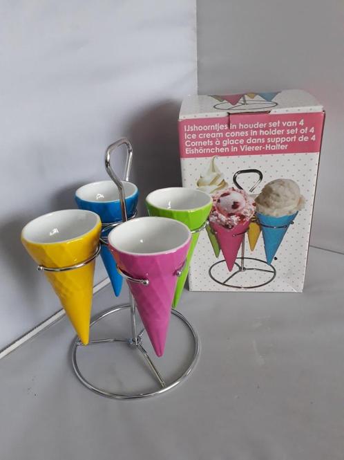 NIEUW in doos! Porseleinen ijshoorntjes in houder set van 4, Huis en Inrichting, Keuken | Servies, Nieuw, Overige typen, Overige stijlen