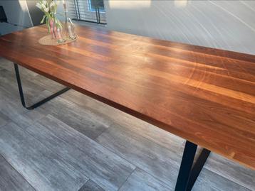 Gevlamd notenhouten eettafel 260 cm beschikbaar voor biedingen