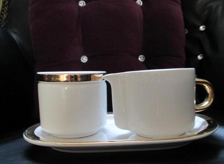 Roomstel wit met goudkleur, suikerpot en melkkan, brocante., Huis en Inrichting, Keuken | Servies, Nieuw, Overige typen, Overige stijlen