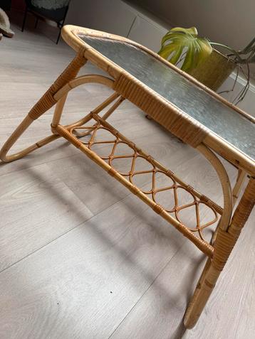 Rotan Bijzettafel met Rookglas beschikbaar voor biedingen