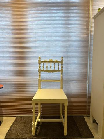 Leuke houten stoel beschikbaar voor biedingen