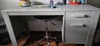 Junior kamer inrichting. Bureau, bed en wandplanken, Ophalen