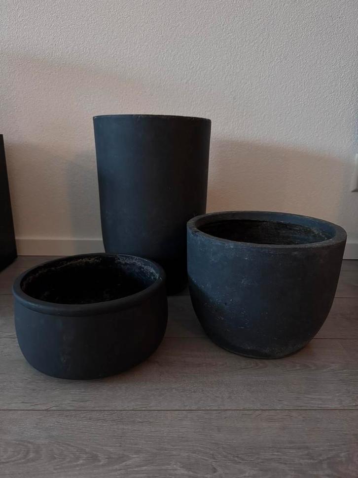 Drie bloempotten | Antraciet | Clay fibre, Tuin en Terras, Bloempotten, Gebruikt, Overige materialen, Binnen, Balkon, Tuin, 40 tot 70 cm