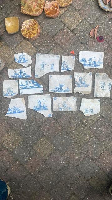 Fragmenten 18e eeuwse tegels bodemvondsten beschikbaar voor biedingen