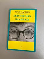 Youp van 't Hek - Eerst de man, dan de bal, Boeken, Humor, Ophalen of Verzenden, Zo goed als nieuw, Cabaret