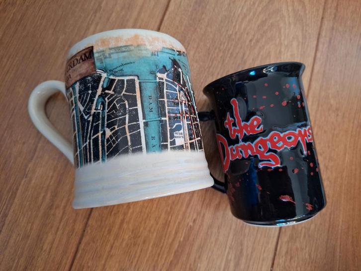 2 Mokken Amsterdam Dungeon., Huis en Inrichting, Keuken | Servies, Zo goed als nieuw, Kop(pen) en/of Schotel(s), Aardewerk, Ophalen of Verzenden
