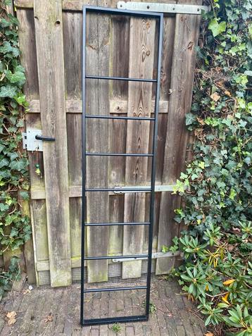 Metalen Trappetje beschikbaar voor biedingen