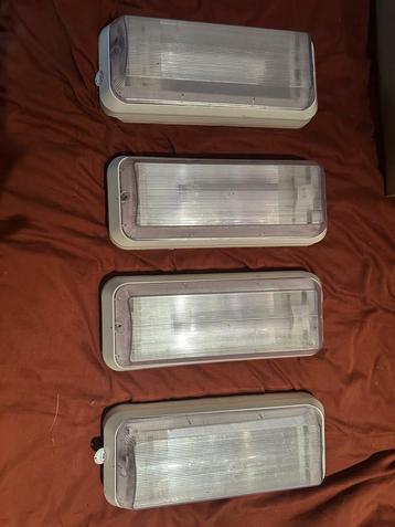 Set van 4 Noodverlichting Lampen beschikbaar voor biedingen