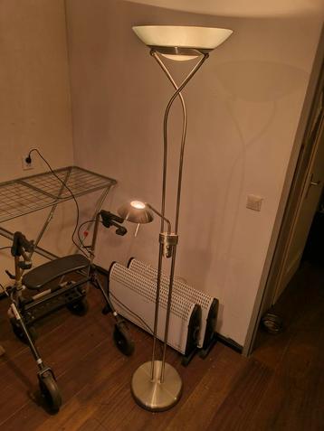 Staande lamp met 2 lichtpunten beschikbaar voor biedingen