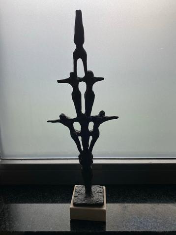 Bronzen sculptuur: Menselijke piramide beschikbaar voor biedingen
