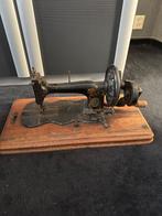 Antieke naaimachine, ca. 1900, Ophalen