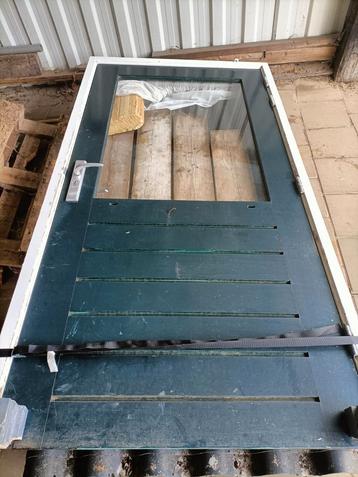 Hardhouten deur inclusief kozijn. Enkel glas. beschikbaar voor biedingen