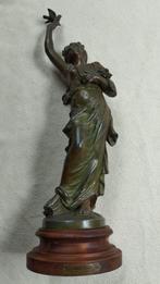 Bronzen beeld in Art-Nouveau-stijl door Auguste Moreau, Antiek en Kunst, Ophalen of Verzenden