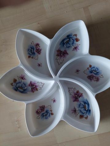 Leuke snackschaal met bloemmotief beschikbaar voor biedingen