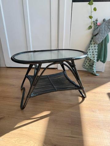 Rotan tafeltje zwart met glasplaat beschikbaar voor biedingen