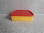 Tupperware Diepvries doos 13x14x3  cm. 300 ml. Rood Geel, Huis en Inrichting, Keuken | Tupperware, Ophalen of Verzenden, Gebruikt
