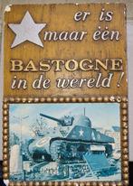 1944-1945 BASTOGNE WW2 souvenir tegel met US Sherman tank, Verzamelen, Ophalen of Verzenden, Landmacht, Amerika, Overige typen