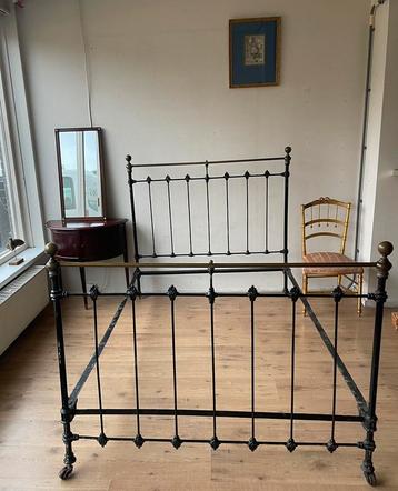 Antiek ijzeren spijlenbed 120x200 met houten lattenbodem beschikbaar voor biedingen