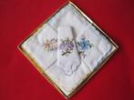 Doosje met mooie geborduurde zakdoekjes nieuw., Ophalen of Verzenden