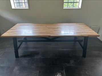 Ikea Skogsta eettafel beschikbaar voor biedingen