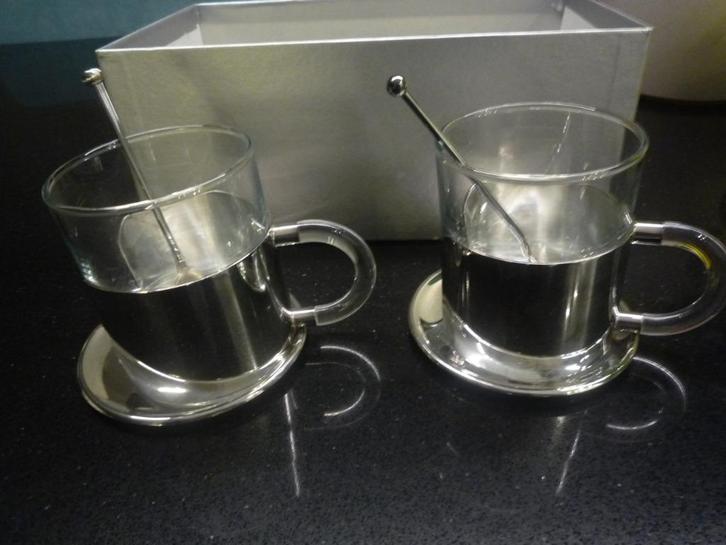 2 verzilverde theekoppen (houders) met 2 bordjes en lepels, Huis en Inrichting, Keuken | Servies, Nieuw, Kop(pen) en/of Schotel(s)