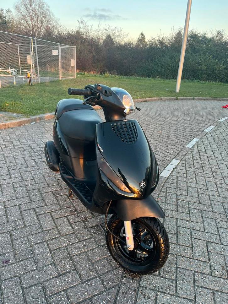 Piaggio Zip 2023 E5 |1e EIGENAAR!|LAGE KM!, Fietsen en Brommers, Scooters | Piaggio, Zo goed als nieuw, Zip, Maximaal 45 km/u