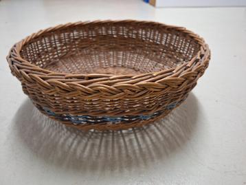 antieke rieten / rotan mand beschikbaar voor biedingen