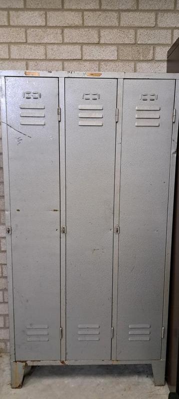 Vintage Metalen Lockerkast - 3 Deurs beschikbaar voor biedingen