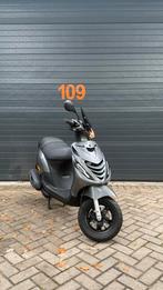 Piaggio Zip | Agaat Grijs | Brom | 2019 | 554 km | GARANTIE, Fietsen en Brommers, Maximaal 45 km/u, Zip, Zo goed als nieuw, Benzine