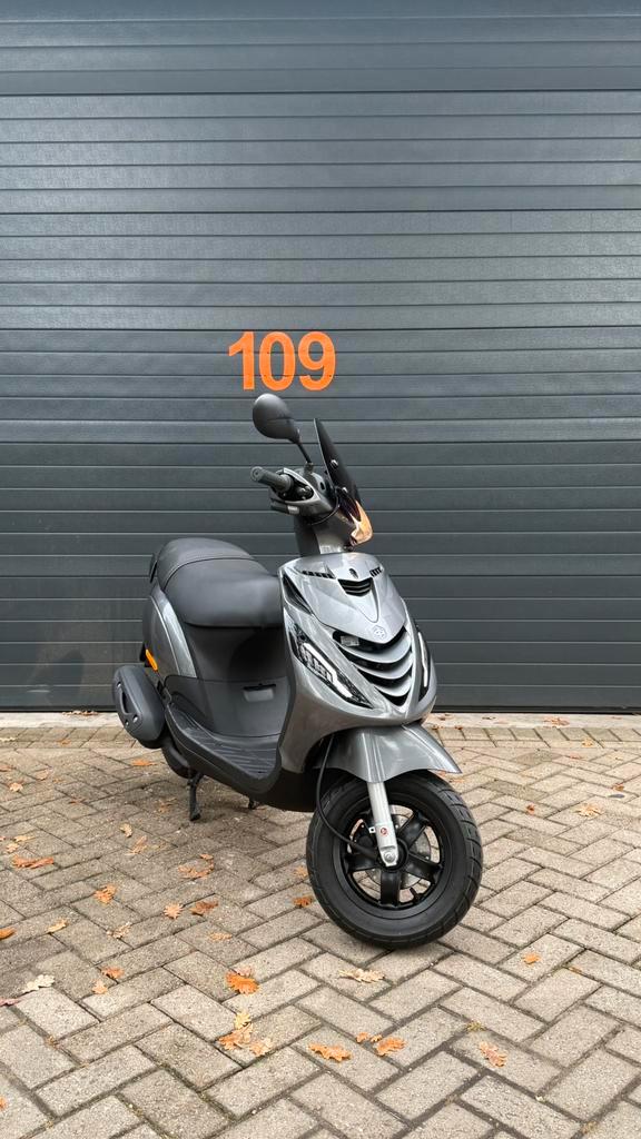 Piaggio Zip | Agaat Grijs | Brom | 2019 | 554 km | GARANTIE, Fietsen en Brommers, Scooters | Piaggio, Zo goed als nieuw, Zip, Maximaal 45 km/u