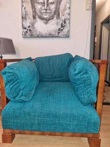 Turquoise fauteuil met houten frame beschikbaar voor biedingen
