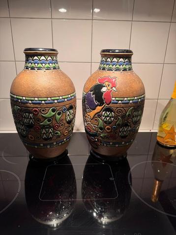 Set van 2 vintage Amphora vazen met reliëfdecoratie beschikbaar voor biedingen