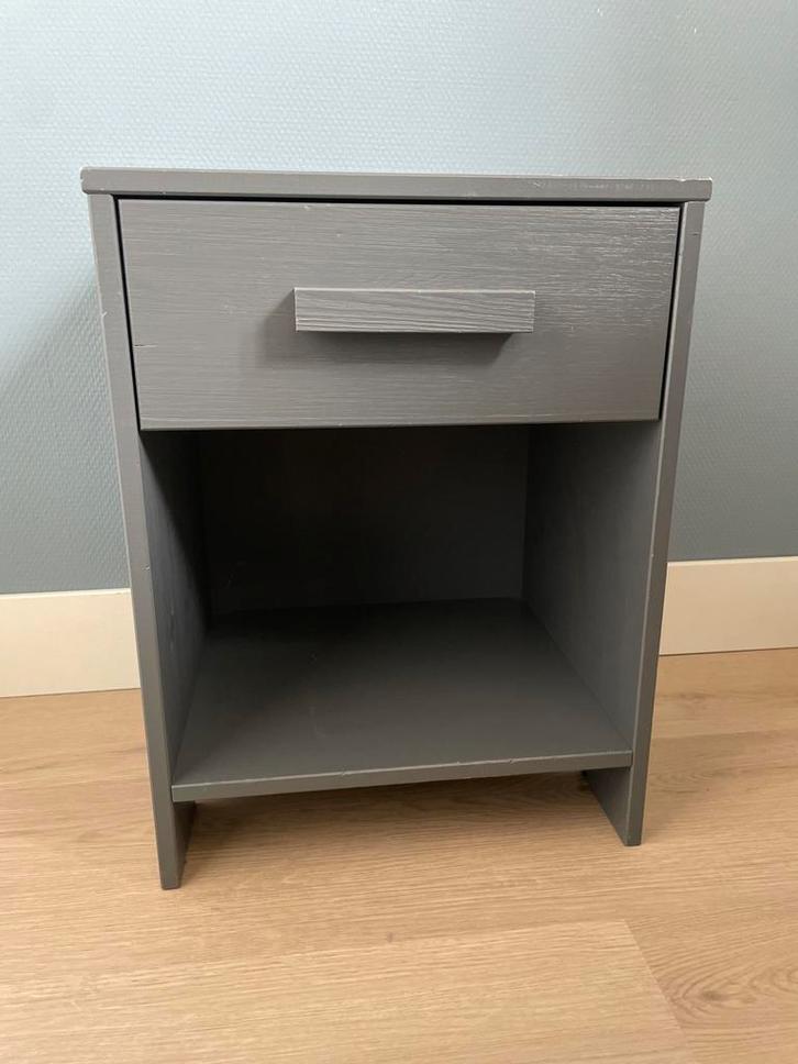 Woood Dennis Nachtkastje Antraciet - Zo Goed Als Nieuw, Huis en Inrichting, Slaapkamer | Nachtkastjes, Zo goed als nieuw, Minder dan 55 cm