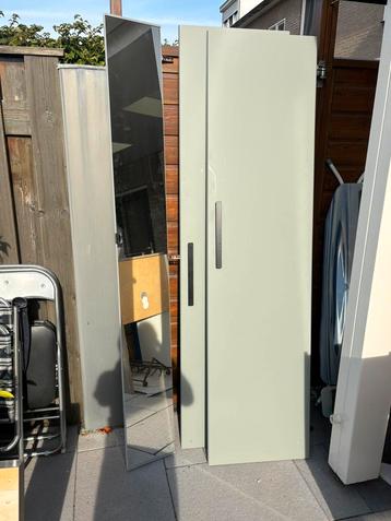 2 grijsgroene ikea kastdeuren en 1 spiegeldeur. beschikbaar voor biedingen