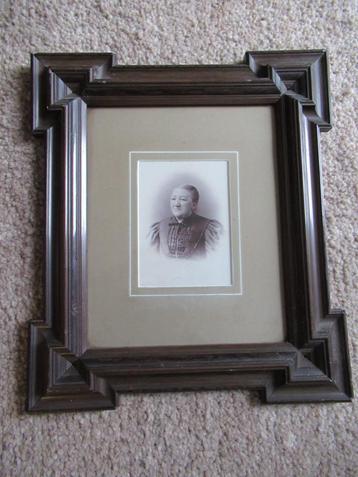 ANTIEKE LIJST mahonie met oud foto afm. 37x32 cm € 40   beschikbaar voor biedingen