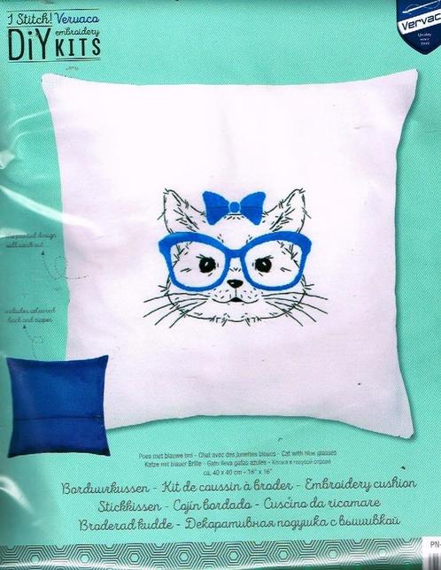 Cado sale vervaco borudurpakket kussen, poes met blauwe bril, Hobby en Vrije tijd, Borduren en Borduurmachines, Nieuw, Borduurpakket