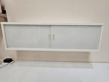 Wandkastjes met glazen schuisdeuren beschikbaar voor biedingen
