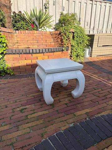 Mooie solide bijzettafel beschikbaar voor biedingen