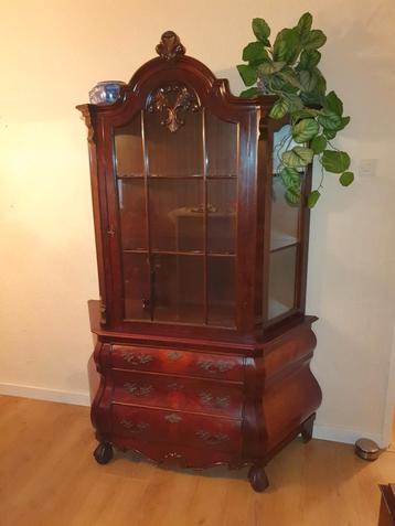 Antieke staande buikkast zonder beschadigingen beschikbaar voor biedingen