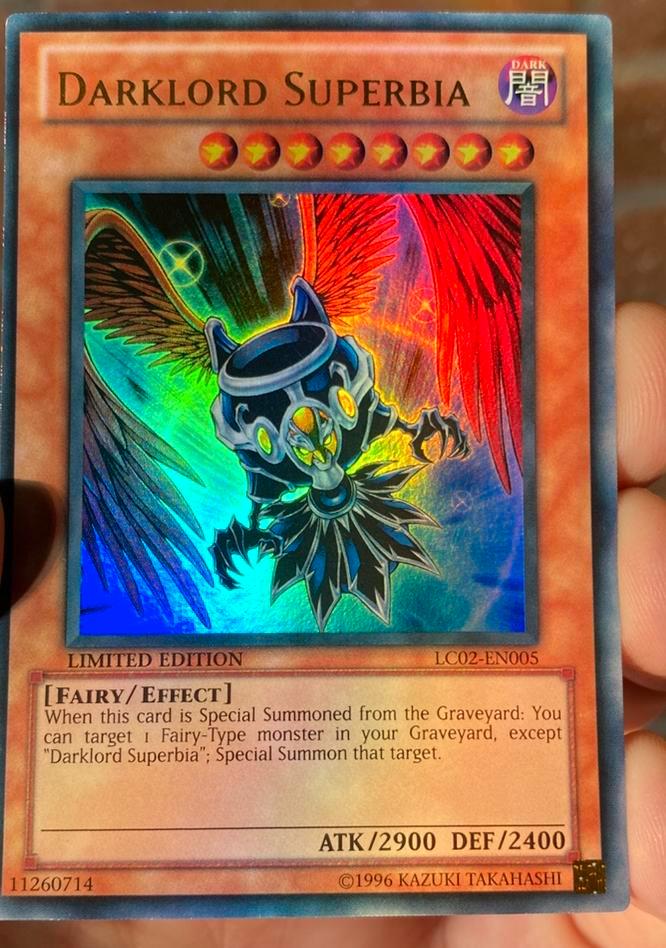 Yu-Gi-Oh! Darklord Superbia LC02 Limited Edition !, Hobby en Vrije tijd, Verzamelkaartspellen | Yu-gi-Oh!, Zo goed als nieuw, Losse kaart