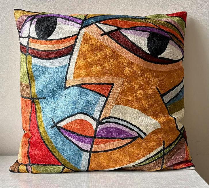 Handgeborduurde kussen in Picasso-stijl 45x45 cm, Huis en Inrichting, Woonaccessoires | Kussens, Zo goed als nieuw, Vierkant, Ophalen of Verzenden