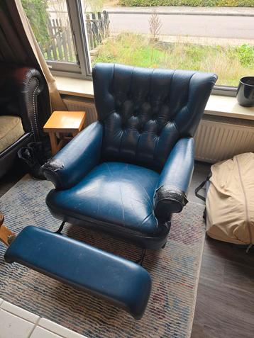 Stevige fauteuil met beschadigde bekleding beschikbaar voor biedingen